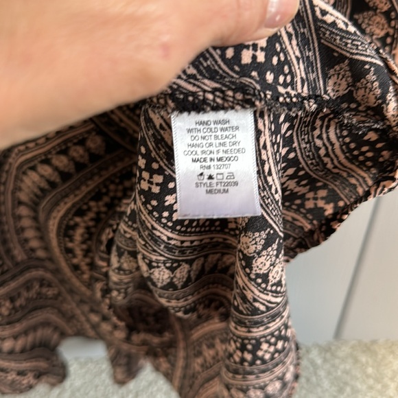 Pale, pink and black summer top. Size M very flattering doesn’t wrinkle. Bin 8 - Picture 5 of 5